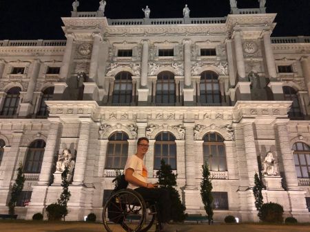 – Wien – ein Ort mit besonderem Flair: Leon Deppe, hier  im MuseumsQuartier, lernte während seines Praktikums Stadt und Leute kennen